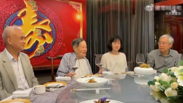 杨振宁|杨振宁百岁寿宴挂超大寿字！与小54岁妻子十指紧扣，孙楠惊喜现身