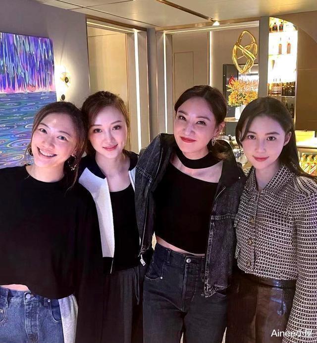 穿衣搭配|潘玮柏妻子奔三了,状态还挺好,穿衣大方显身材,不占C位也吸睛