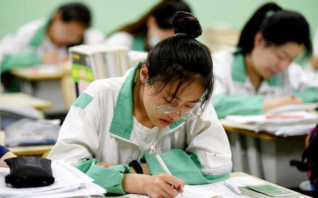 考试|高中生“栅栏”字体火了，没有一笔是弯的，阅卷老师看后表示头晕