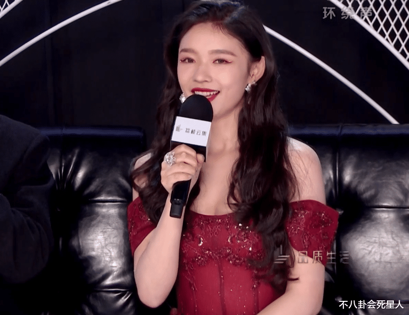 跨年 ?26位女星跨年争艳大戏:杨幂穿貂,杨紫撩开刘海,一个比一个有招