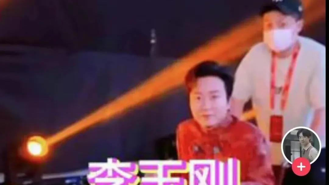 李玉刚病情突发加重，坐上轮椅！自己连步子都迈不开，根本无法直立行走！