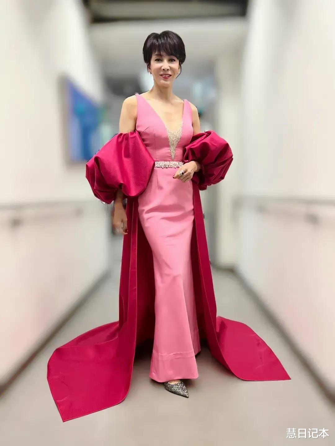 郑裕玲|65岁的郑裕玲太惊艳了！穿着红色的紧身晚礼服主持了2022年港姐比赛