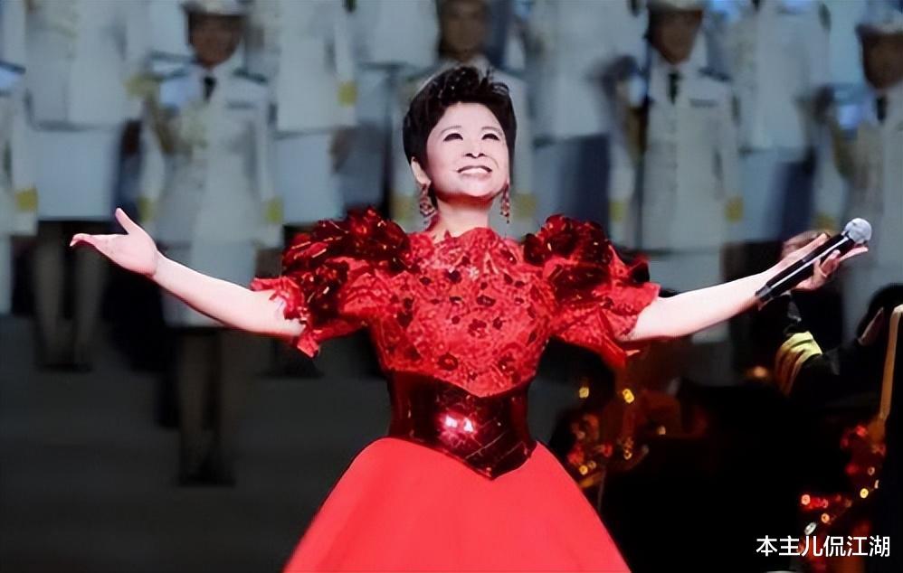 |董文华:22岁嫁初恋,23岁爆火,38岁跌落神坛,如今怎样了?