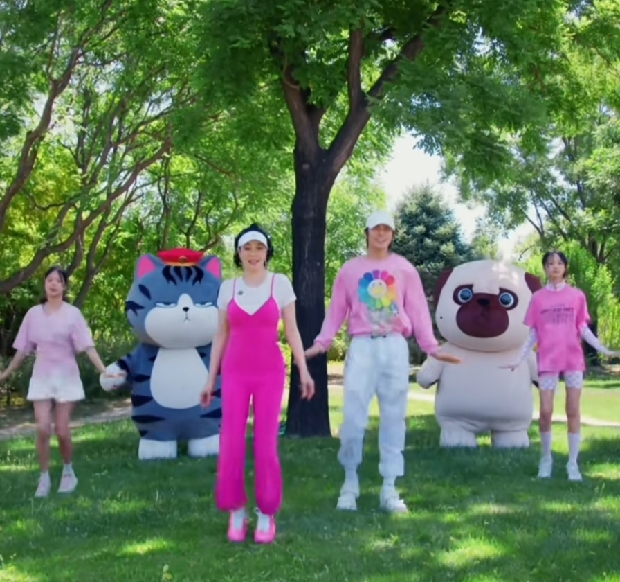 平淡生活|钟丽缇一家四口跳舞,穿粉色背带裤太减龄,网友:优雅老去不好么