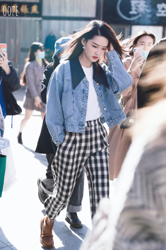 李沁|李沁这件牛仔服也太好看了！这套穿搭全身上下都深深戳到我了 。