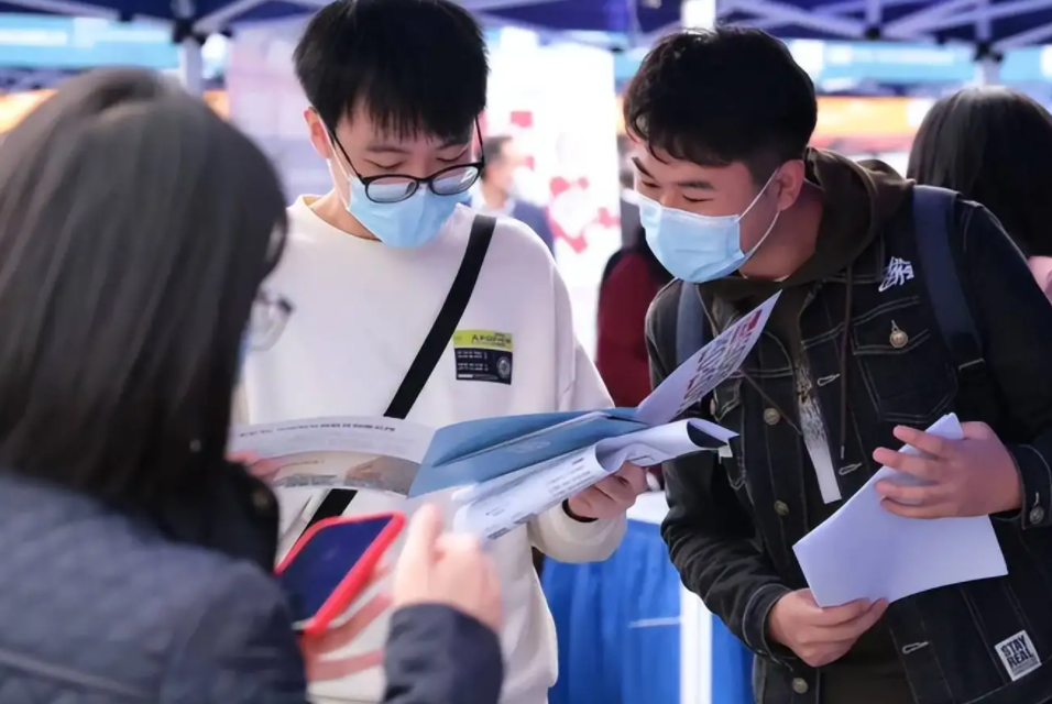 hr|HR：我裤子拉链开了，你会如何提示我？回答到“心坎里”直接录用