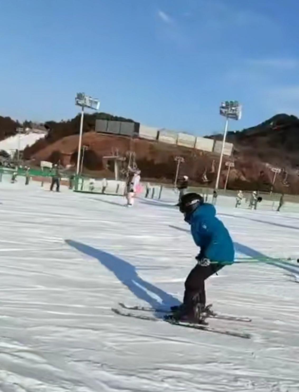 岳云鹏|林永健晒儿子滑雪，大竣身高快赶上成人，低调学习屡获国际大奖