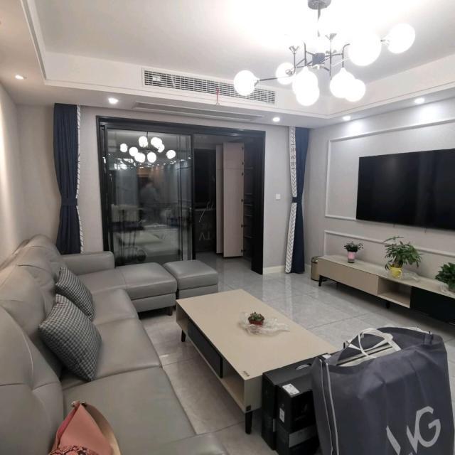 新房正在通风中提前晒晒,入户鞋柜很实用,电视墙漂亮又大气!