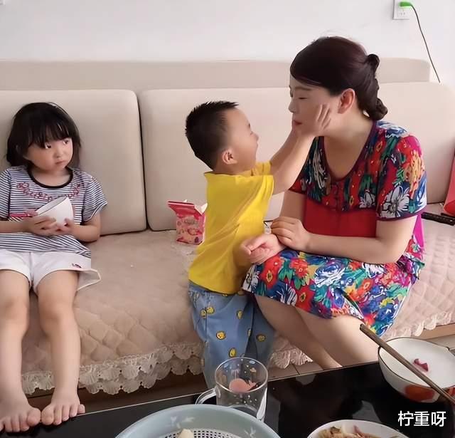 |姚家男儿直播被带节奏,男儿霸气回应喊口号,威静彻底走错路了