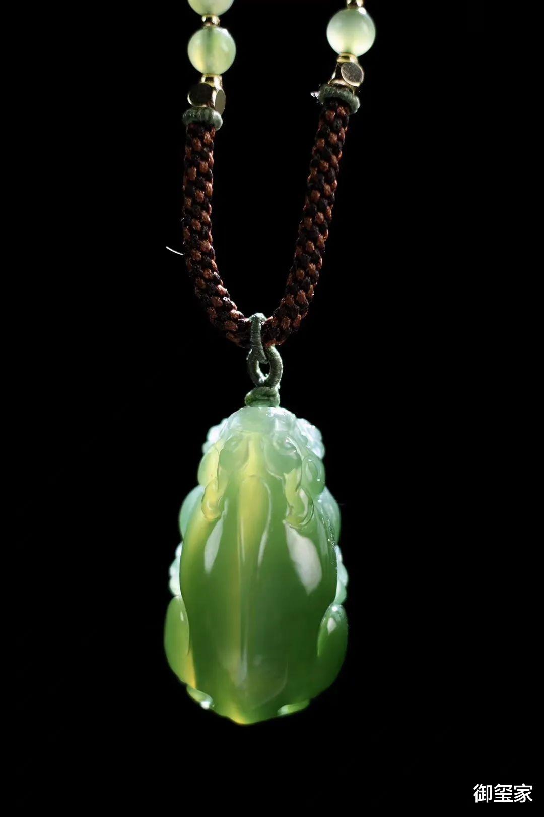 菠菜|什么样的和田玉碧玉最好?有黑点的碧玉可以选吗?