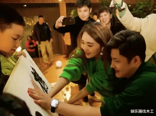 求婚|金龟子女儿订婚!被亲友围绕手印携手白头,与男友异地9年成正果