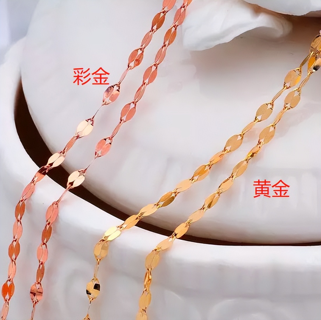 广西钦州,女子2918元买的金项链2秒被打火机烧断,店员哈哈大笑