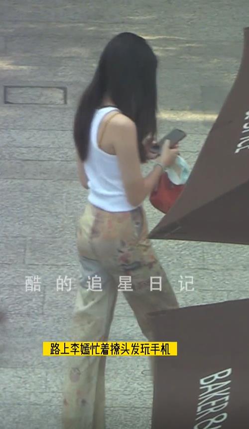 李嫣|李嫣与大16岁后妈逛街!穿吊带炫热辣身材,一旁继母帮忙拎包拿水