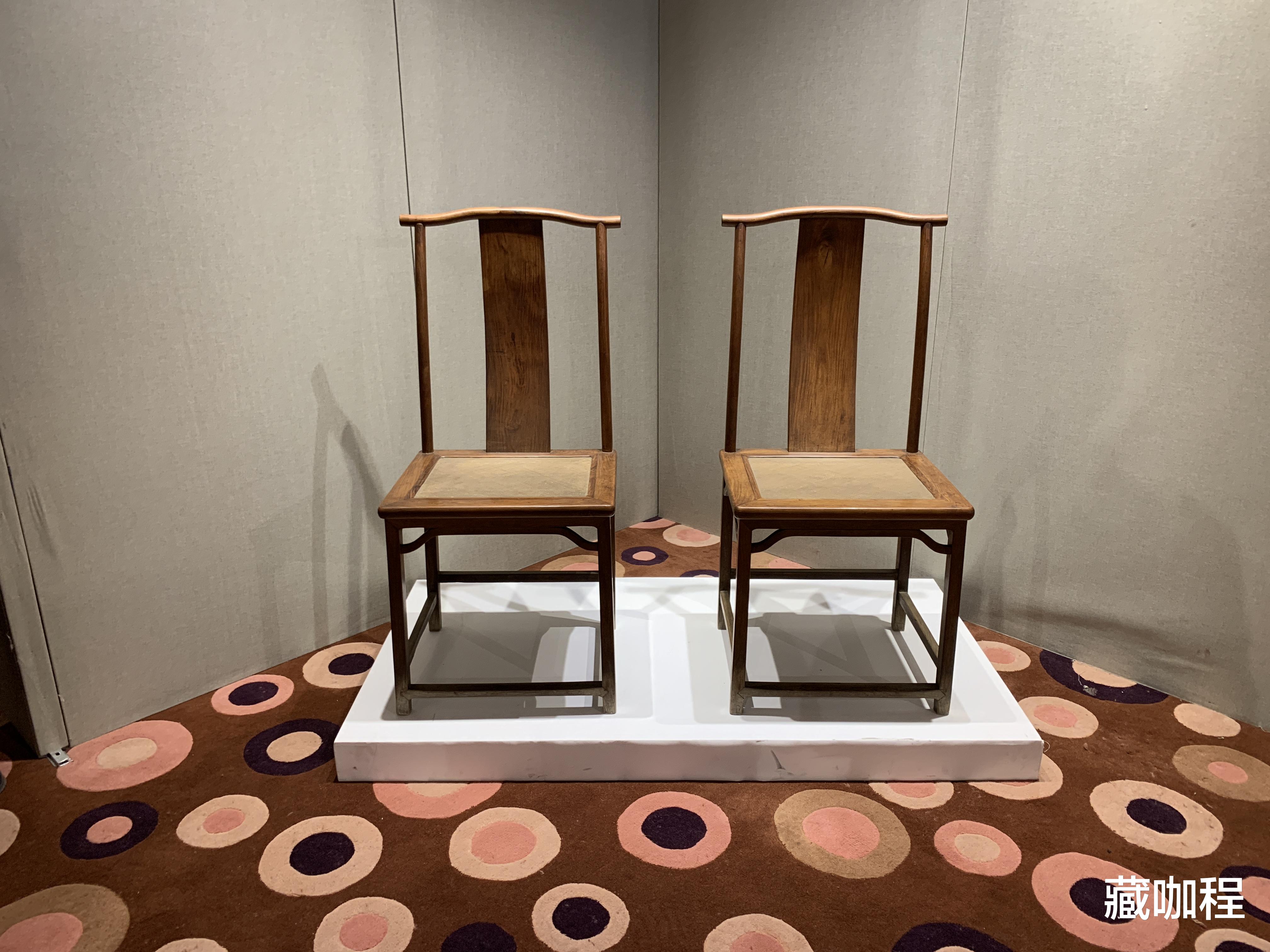 |四腿八挓、挺拔秀丽，清黄花梨灯挂对椅60万起