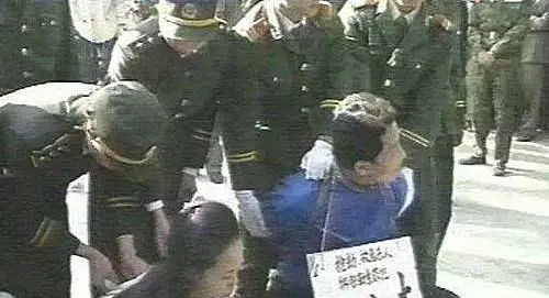 甘肃一女子,同时交往多名富豪,散打冠军都为她杀人,她是谁?