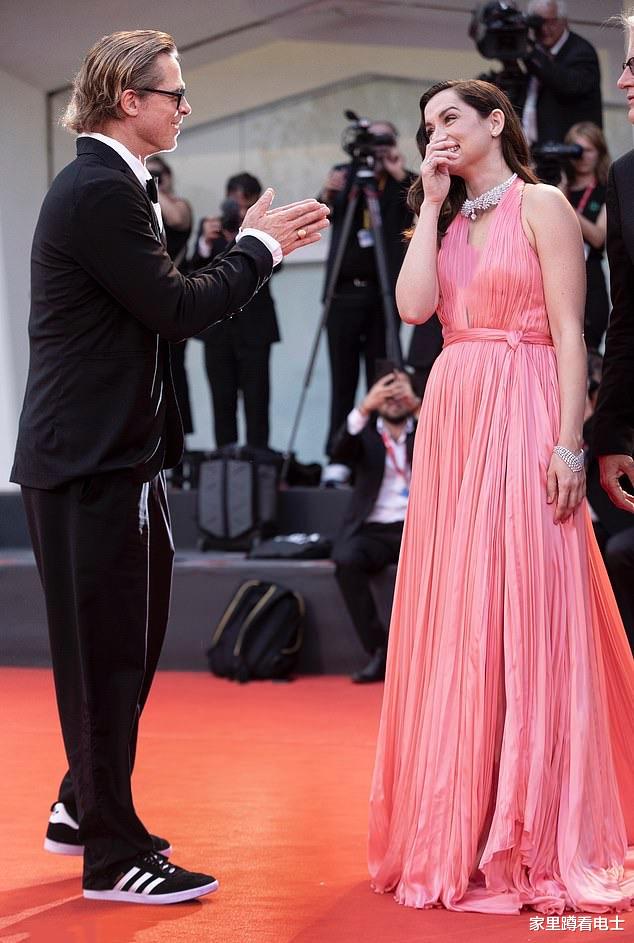 玛丽莲·梦露|“邦女郎”化身梦露,与布拉德皮特红毯热聊,相差24岁举止亲密