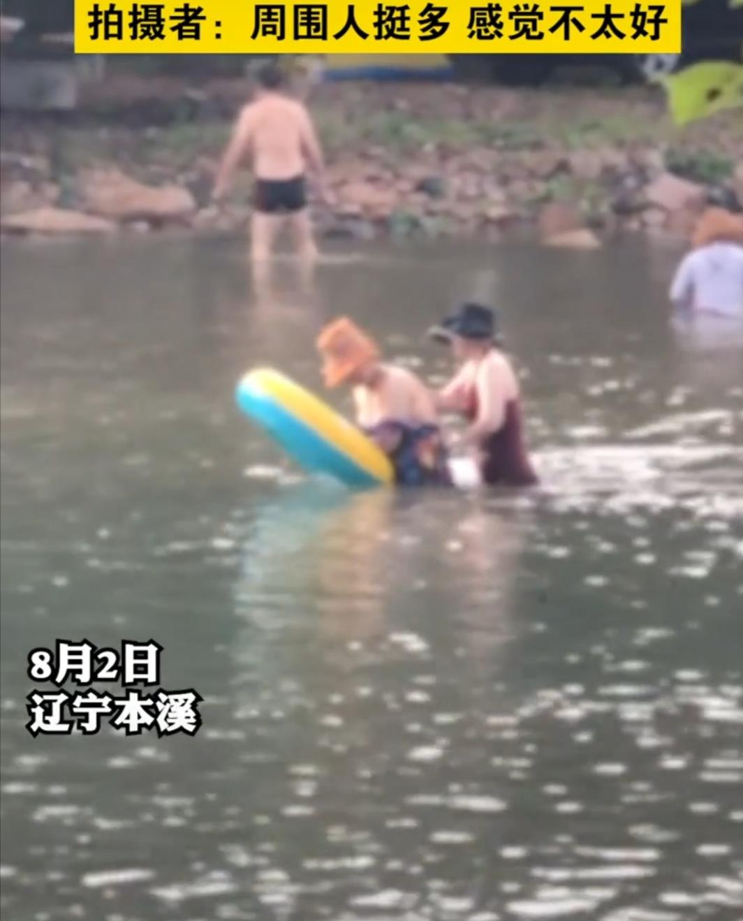 辽宁:俩女子穿泳衣站河中旁若无人地搓澡,周围人挺多感觉不太好