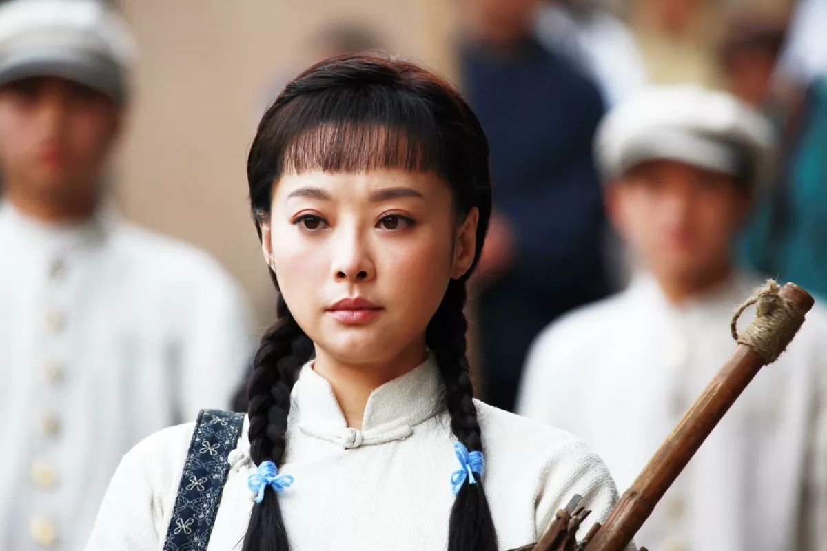 袁立|袁立现身上海弄堂忆童年，愈发富态手部浮肿，和三婚老公至今无子