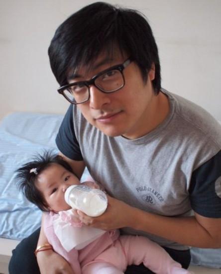 王岳伦|王岳伦现身英国逛街！13岁王诗龄身高已近178cm，父女同框关系好