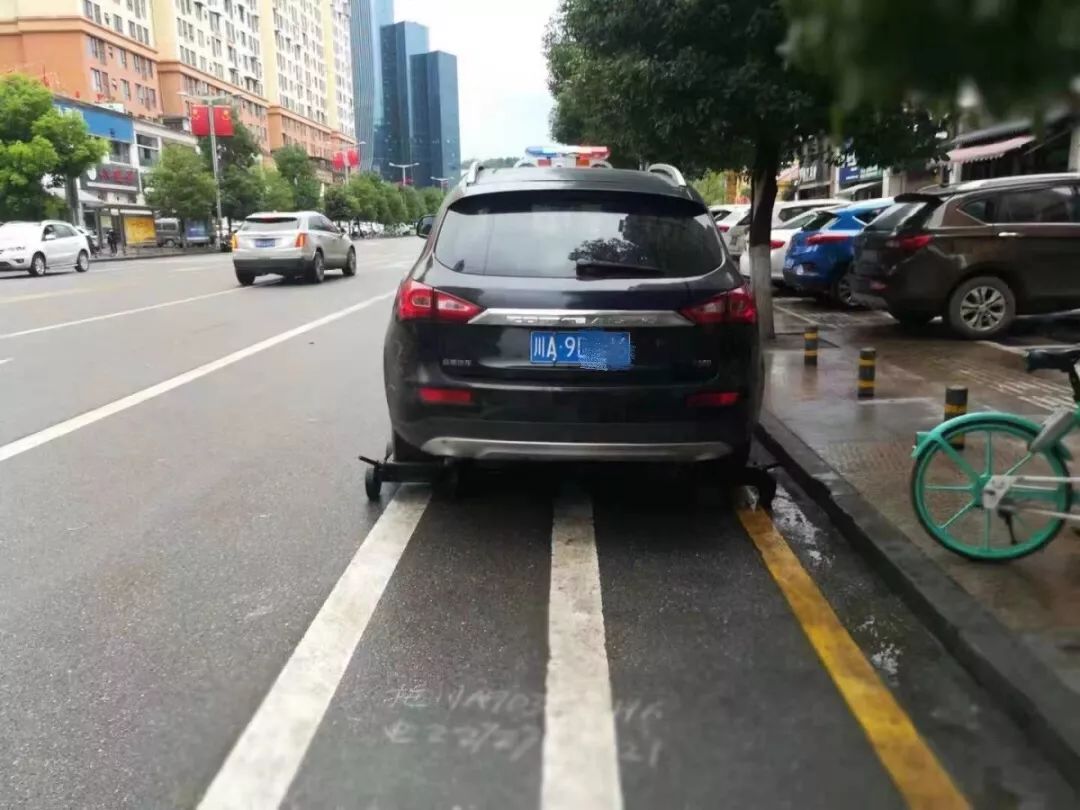 北京丰台,男子将车子停在路边后,就出差了,因为是违章停车,男子表示贴了就贴了,大不了算是交停车费了