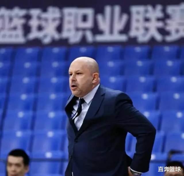 首钢集团|原地解散6人离队！马布里解立彬无缘接棒，巩晓彬和一人竞争主帅