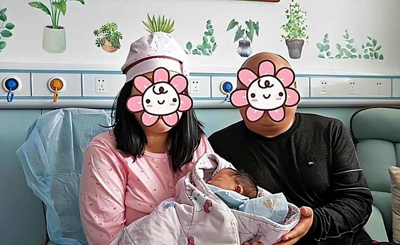 19年女子备孕十年没怀上孩子,腹痛去医院看病,医生说:你快生了