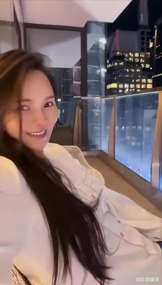 伊能静|伊能静现身纽约夜店，54岁的她低胸超辣，粉丝分享无修图照