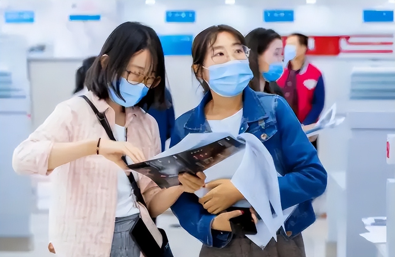 河南|女生拒绝加班被开除，在网上发视频讲述遭遇，却反遭公司起诉赔偿
