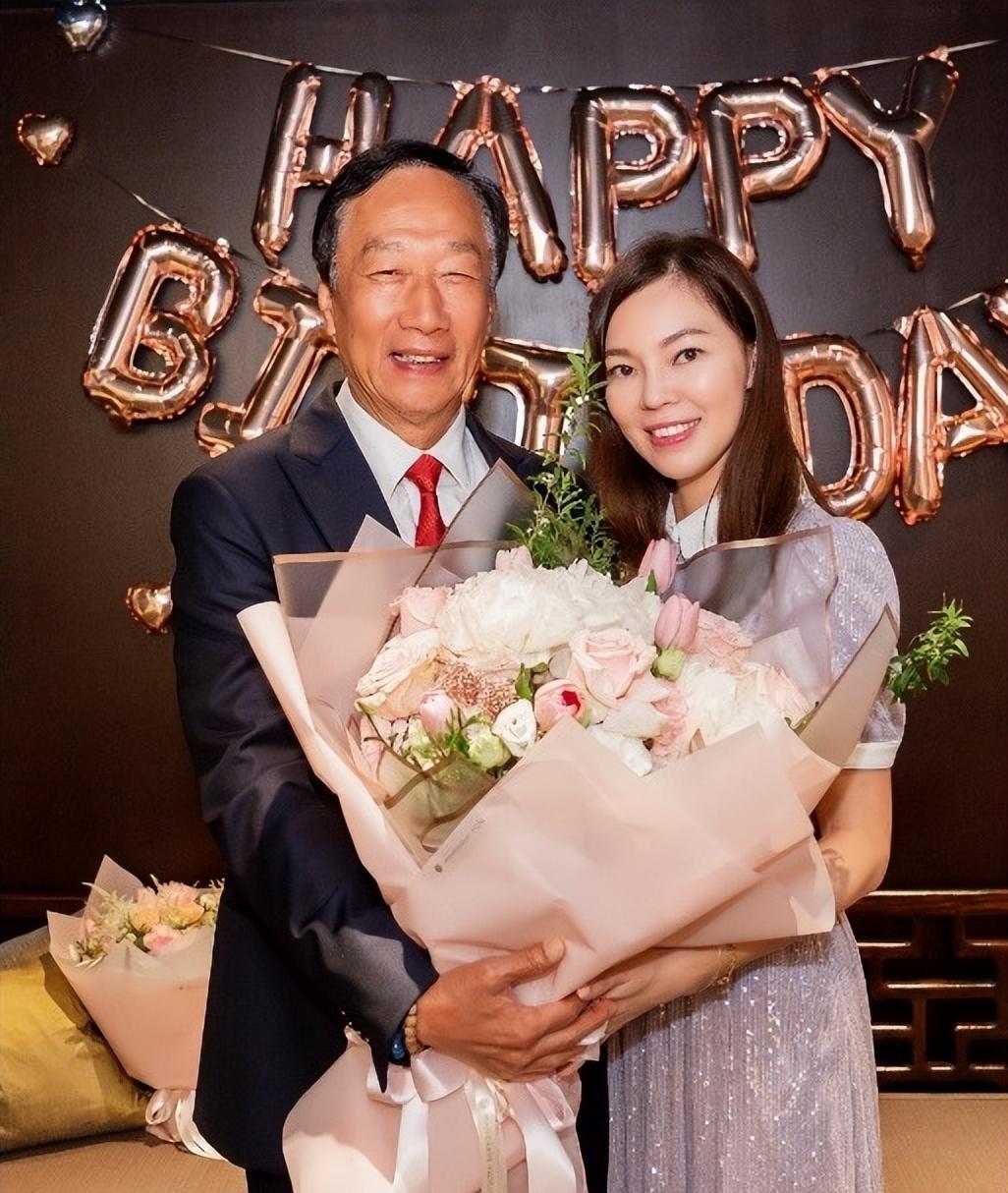 曾馨莹|曾馨莹：400亿阔太，结婚14年生3胎，还想为70岁的郭台铭拼4胎