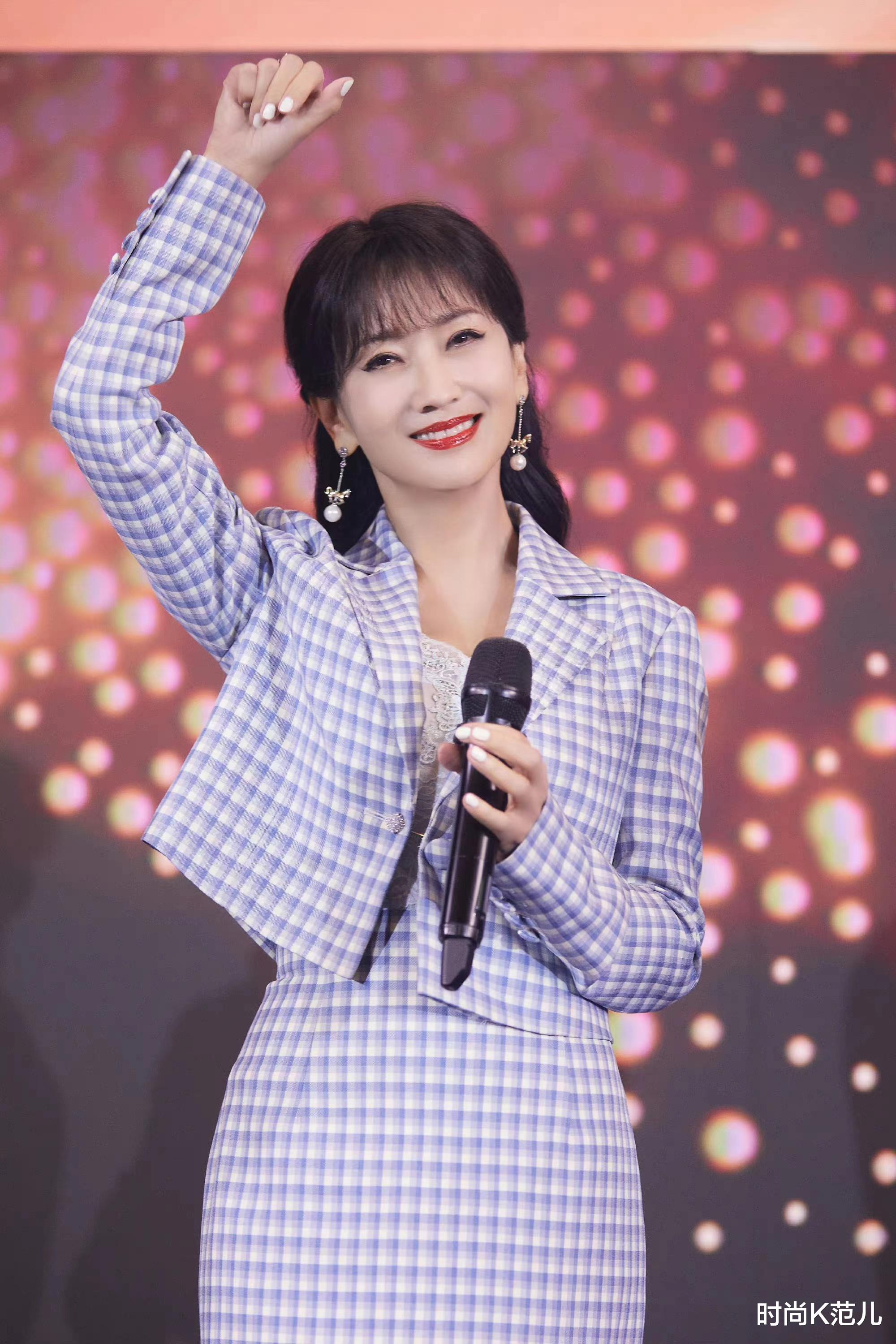 发型 赵雅芝新造型好美,穿格子套装裙精致,剪空气刘海发型减龄!