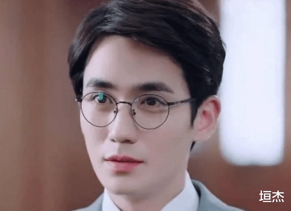 王一博|戴眼镜也好看的18位男星:肖战斯文、王一博惊艳、杨洋冷峻