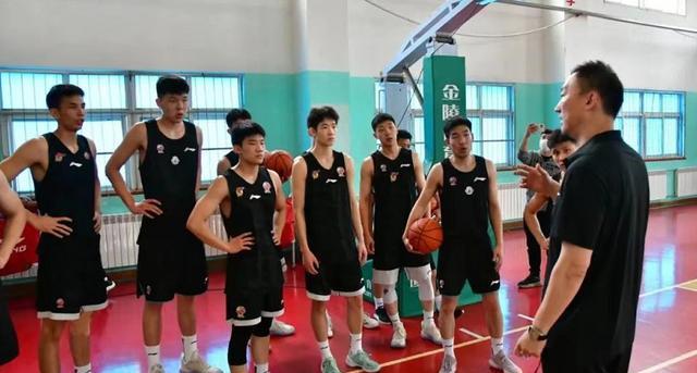 青岛男篮|正式确定！刘维伟刚上任就离队，CBA老臣接手，出任青岛临时主帅
