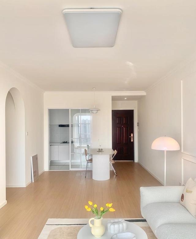 “穷装”为什么越来越流行?看完这个“三无”设计的家,就知道了