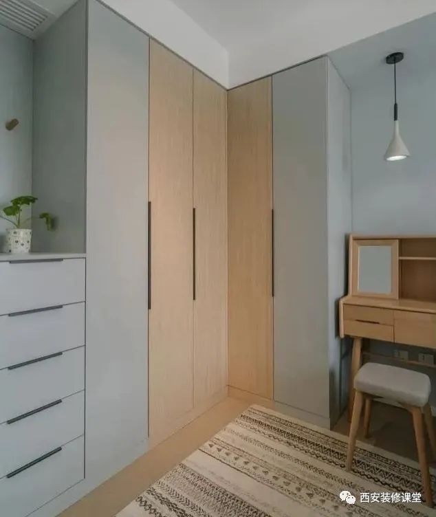 卧室门口有开关，定制衣柜怎么避开？