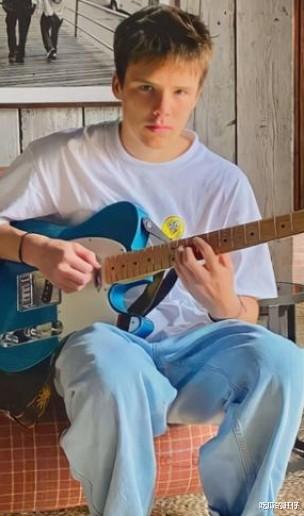 维多利亚|维多利亚也头疼？贝克汉姆多次出轨被逮，2个儿子长残还是恋爱脑