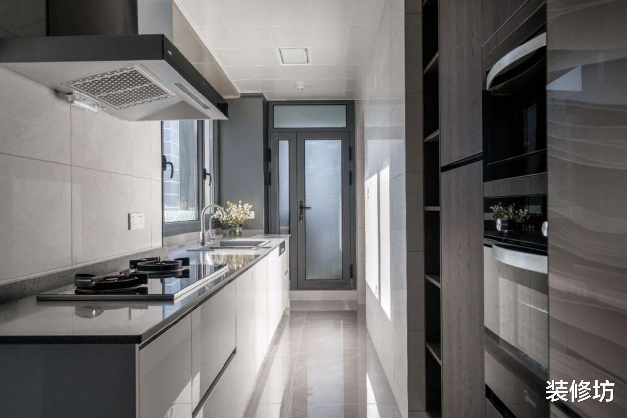 U型开放式置物架,还有半开放书房,层层递进的空间格外美