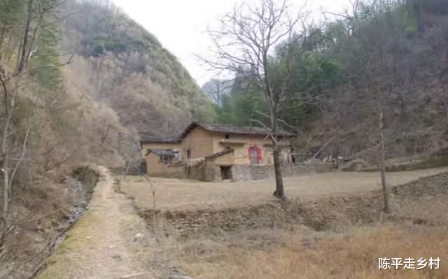 四川省|徒步去秦岭一个山沟里探村，发现一个原始的深山农户，环境与世隔绝