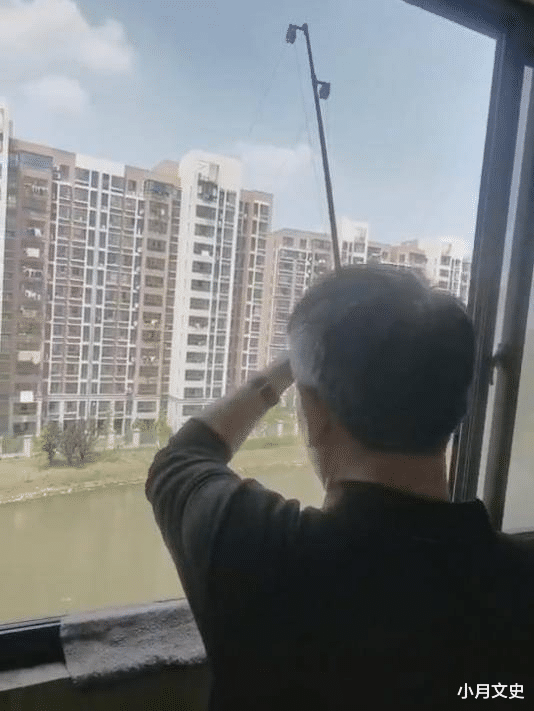 大爷|上海一大爷封控在家，稳坐阳台钓8斤大鱼。网友：江景房买值了
