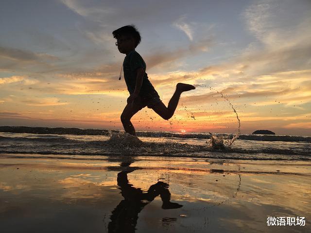 星巴克|35岁中产白领在星巴克不忍直视的一幕:如果有鞋穿,谁愿意光脚?