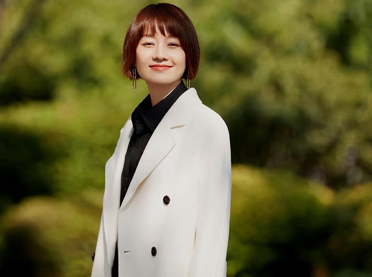 马伊琍|46岁马伊琍与男友逛街被拍！男方头发花白高大壮硕，女儿已喊爸