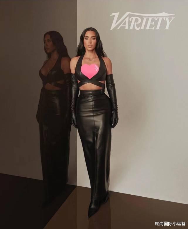 金·卡戴珊|卡戴珊妈妈带3个女儿荣登封面!41岁金姐穿包臀皮裙,曲线太赞