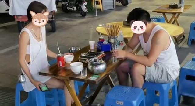 男子约到女神一起吃饭,却不料女神在饭桌下,偷偷和别人聊得火热