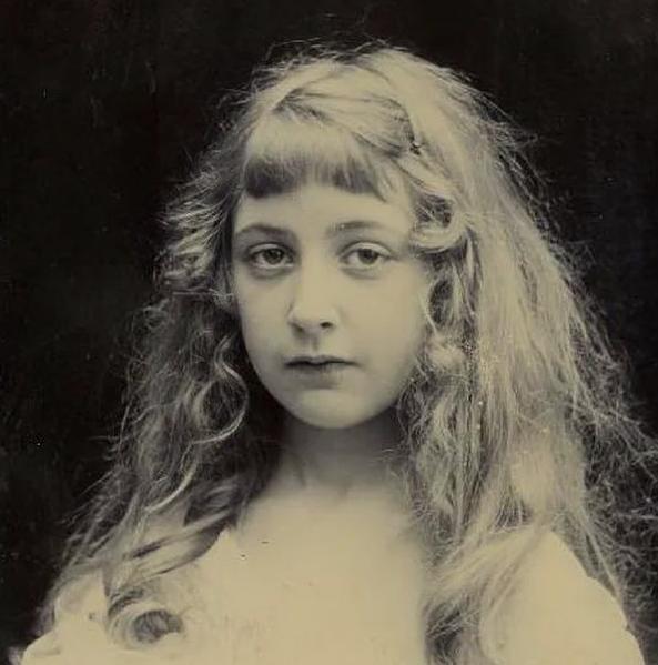 拉法埃尔·马克斯|老公出轨，她再嫁小14岁鲜肉，事业巅峰身价上十亿……这才是大女主