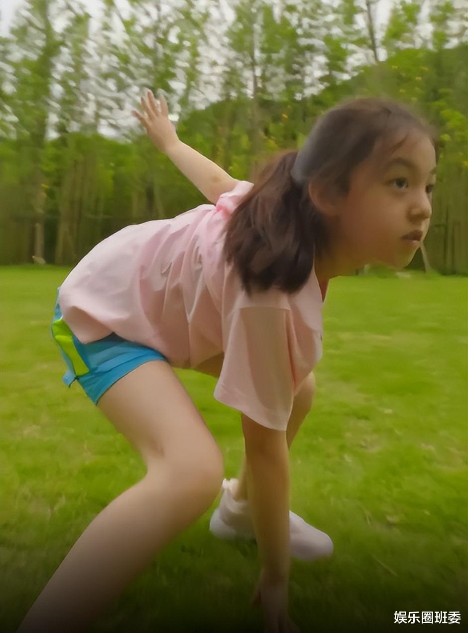 小泡芙|王婉霏晒三娃跳孤勇者功夫操,9岁小泡芙超粉嫩,身形高挑变甜妹