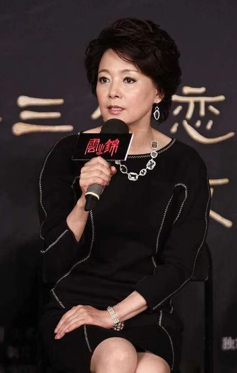 64岁张瑜这状态真好,穿小黑裙气质太优雅,皮肤细嫩光滑如少女