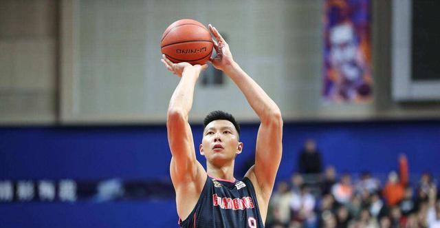 广东男篮|广东队新消息，易建联和周鹏宣布放弃顶薪？NBA中锋或将加盟广东