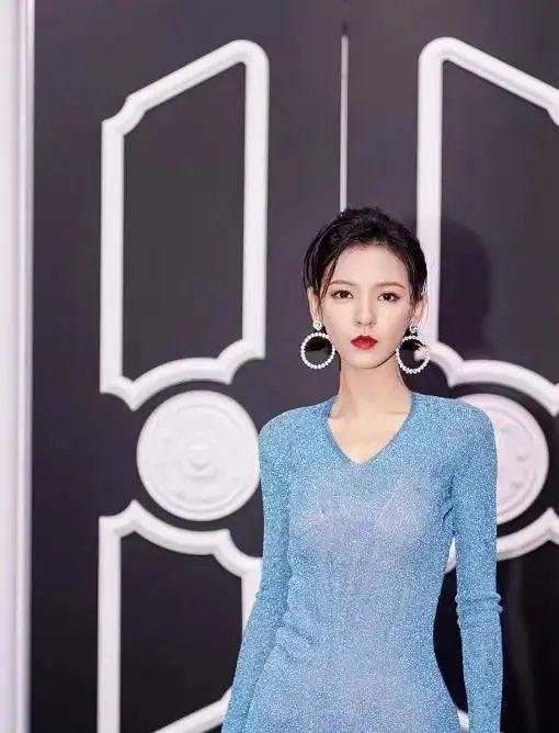 生图|镜头前美艳，真人干瘪，头大肩窄，排骨胸，这11位女星反差太大