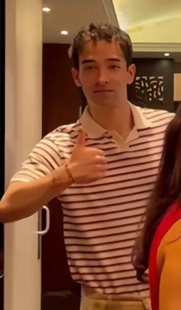 韦唯|60岁韦唯本命年穿红衣!携子美国过年心情好,已走出前夫过世阴霾