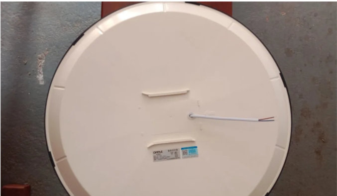 湖南衡阳,一男子为给客厅装新灯,便网购了一个欧普牌的三防吸顶灯