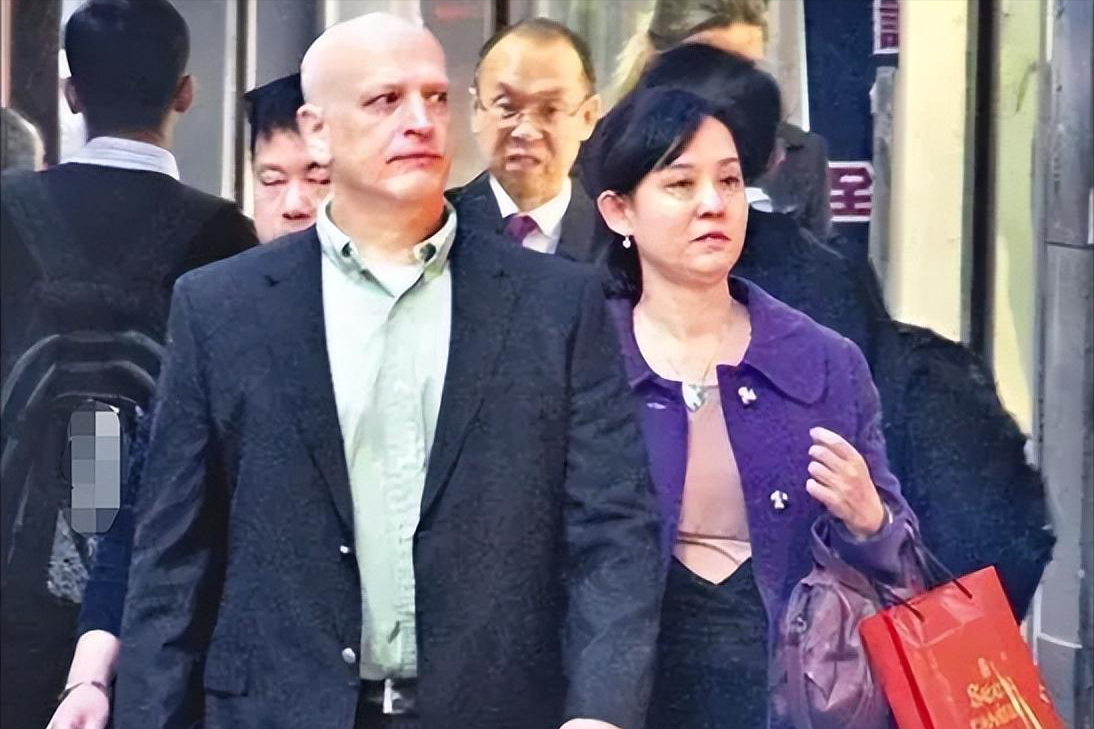 刘家良|刘家良葬礼上,哭到晕厥的娇妻,转身嫁进赌王家,后来过得如何?